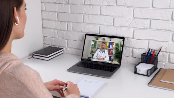 Patient zu Hause spricht mit Arzt Online-Videokonferenz-Laptop-Webcam — Stockvideo