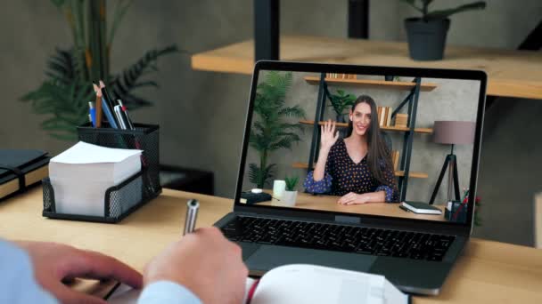 Умная женщина репетитор на экране ноутбука приветствует разговор говорить учит удаленной веб-камеры — стоковое видео
