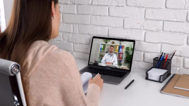 Paciente en casa buscar información en la charla portátil con el médico videocall en línea — Vídeos de Stock