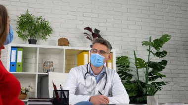 Hastaya teşhis konsültasyonu için müşteri ziyaretinde bulunmasını tavsiye eden doktor,