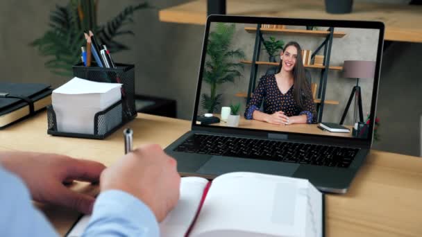 Slimme mooie vrouw tutor in laptop scherm talk spreken leert door externe webcam — Stockvideo