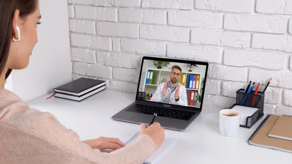 Medico in schermo del computer portatile consulta online videoconferenza chiamata webcam computer — Foto Stock