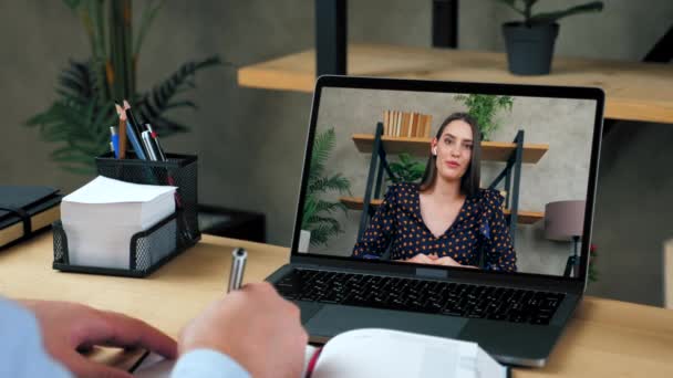 Vrouw leraar in laptop scherm praten doceert door externe webcam, afstandsonderwijs — Stockvideo
