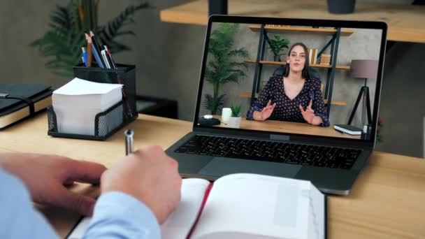 Inteligente bela mulher tutor na tela do laptop falar ensina por webcam remota — Vídeo de Stock