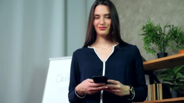 Güzel gülümseyen öğretmen koç el ele tutuşup ofiste kameraya bakıyor.