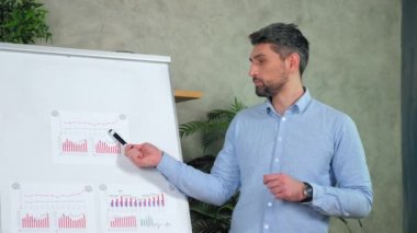 İş adamı konuşmacı sunum stratejisi iş planı hedeflere ulaşıyor