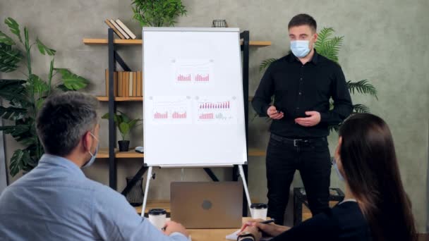 Çizelgeye yakın işletme koçu çevrimdışı çalışanlara diyagram konuşmayı öğretiyor — Stok video