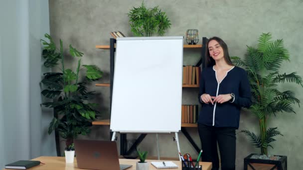 Businesswoman trener wita rozmowy uczy studentów online wideo rozmowy laptop — Wideo stockowe