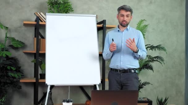 Trener biznesu w pobliżu Whiteboard pozdrawia rozmowy słuchać uczy online rozmowy wideo — Wideo stockowe