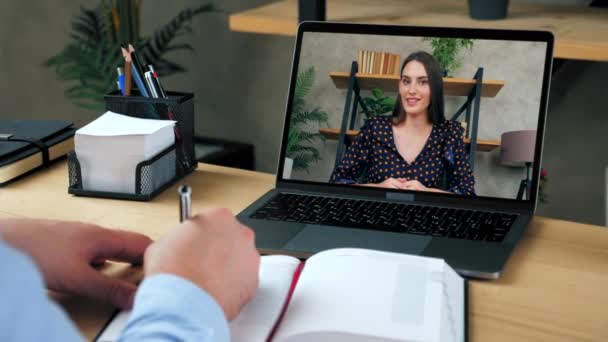 Inteligente bela mulher tutor na tela do laptop falar ensina por webcam remota — Vídeo de Stock