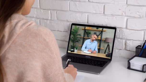 Frau und Geschäftsmann arbeiten online Videotelefonie Laptop Webcam schreibt in Notizbuch — Stockvideo