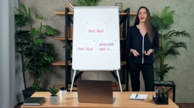 Gülümseyen koç, internet üzerinden ana kurs olan web sitesini kaydediyor.