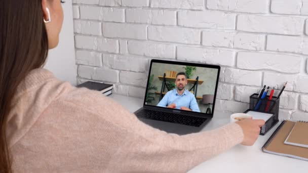 Vrouw student studeren thuis kantoor online door middel van video oproep laptop, koffie drinken — Stockvideo