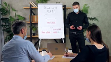 İş adamı sunum stratejisi iş planının hedeflere ulaştığını söyledi