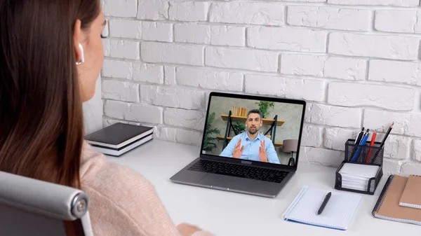 Tutor uomo nello schermo del computer portatile parla insegna da webcam remota, l'istruzione a distanza — Foto Stock