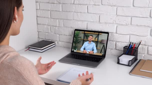 Mujer estudio en casa oficina conferencia en línea videollamada portátil le dice al profesor — Vídeos de Stock