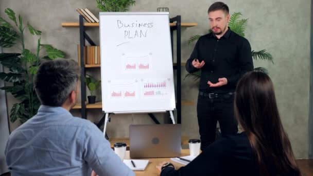 Zakenman vertelt presentatie business strategie plan bereiken van doelstellingen — Stockvideo