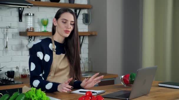 Mulher bonita dona de casa no avental estudo on-line videochamada conferência laptop — Vídeo de Stock