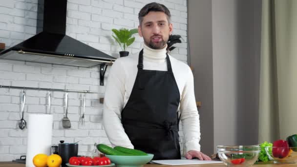 Homem chef em cumprimentos avental ensina dona de casa on-line videocall, cereja fresca fatiada — Vídeo de Stock