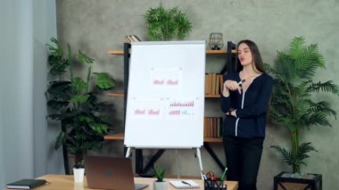 Düşünceli kadın iş koçu dizüstü bilgisayar arıyor. İnternetten öğrencileri dinleyin.