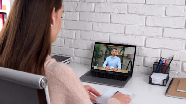 Étudier étudiant femme au bureau à domicile portable appel vidéo en ligne, écrit dans le carnet — Video