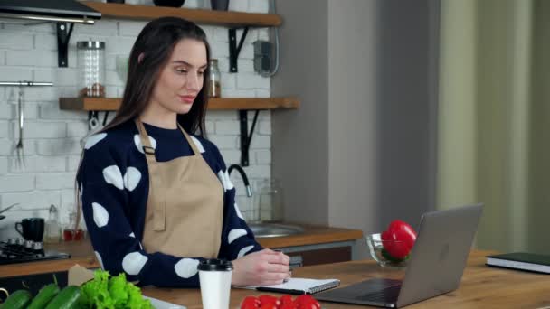 Dona de casa escuta professor chef online vídeo chamada webcam chat beber café — Vídeo de Stock