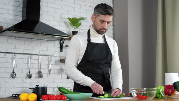Uomo chef ascolta racconta insegna casalinga video chiamata online, affettato cetriolo — Video Stock