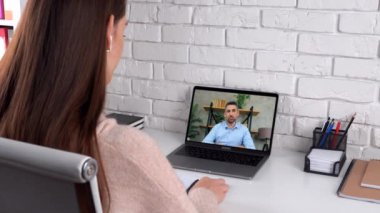 Bilgisayar ekranında ders veren adam uzak web kamerası ve uzaktan eğitimle öğretiyor