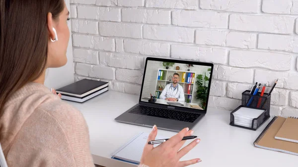 환자는 의사에게 어떻게 치료가 이루어 졌는지 알려 주는 비디오 전화 노트북을 사용 한다 — 스톡 사진
