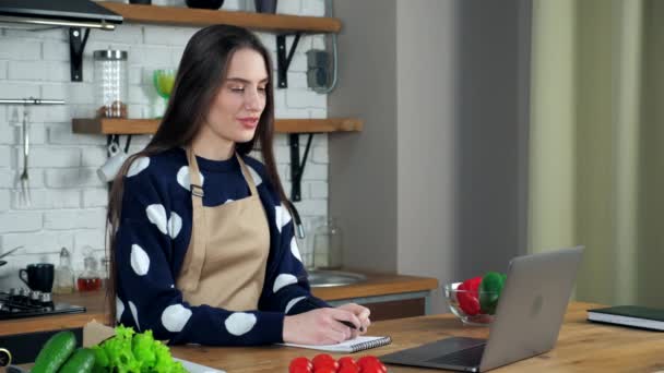 Leende kvinna hemmafru hälsar berättar studie online videosamtal webbkamera chatt bärbar dator — Stockvideo