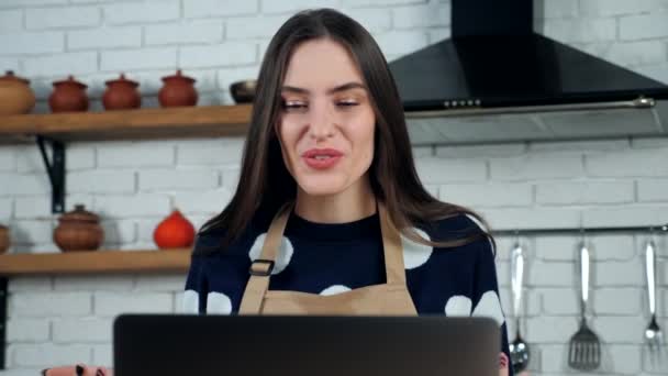 Nahaufnahme emotionale Frau erzählt Koch Lehrer Online-Videoanruf Laptop in der Küche — Stockvideo
