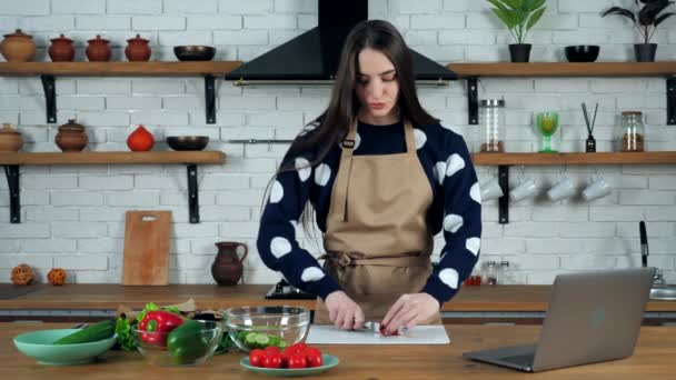 Hemmafru lyssna lärare kock studera online videokall webbkamera skivad körsbär tomat — Stockvideo