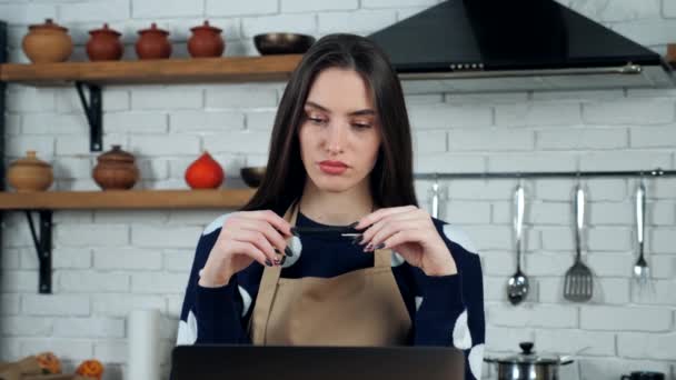Närbild omtänksam kvinna hemmafru tror lösning problem semester mat meny — Stockvideo