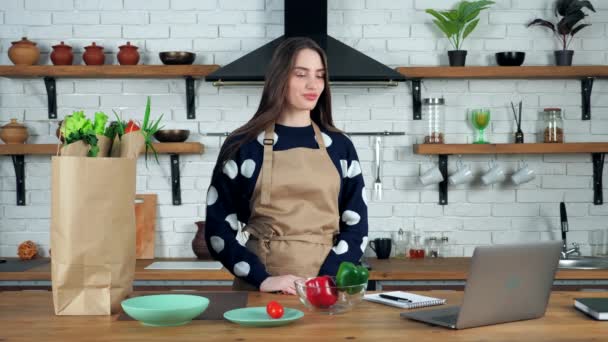 Vrouw studie online video oproep laptop, luisteren vertelt leraar uitpakken ingrediënten — Stockvideo