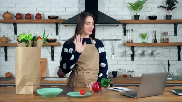 Ama de casa saluda estudio de videollamada en línea webcam portátil, cocina curso culinario — Vídeos de Stock