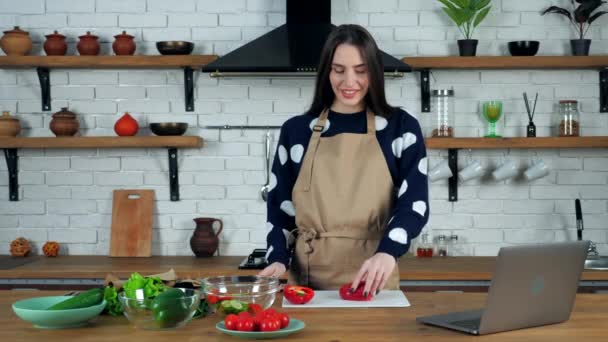 Kvinna lyssna kock studie online video samtal skivad paprika på skärbräda — Stockvideo
