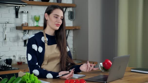 Vrouw studie online laptop vertelt leraar, onderwijs culinaire cursus in de keuken — Stockvideo