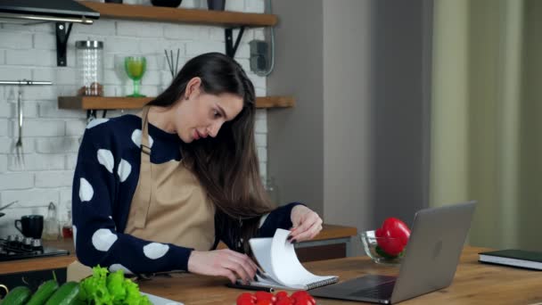 Wanita belajar video call laptop online memberitahu chef mencari resep buku catatan kuliner — Stok Video