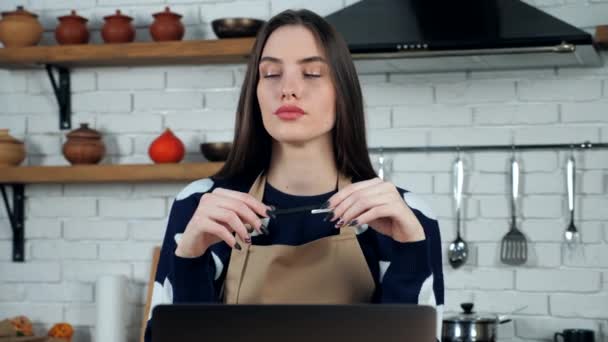 Önlüklü düşünceli kadın çözüm sorunu olan restoran menüsünü düşünüyor. — Stok video