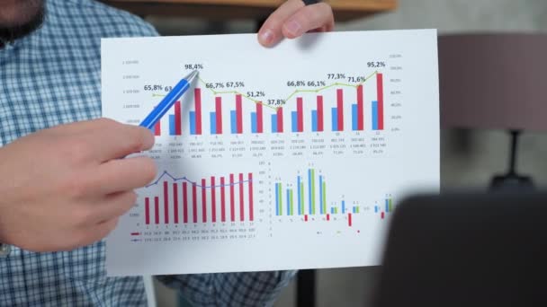 Primer plano hombre de negocios muestra a infografías estrategia de presentación plan de negocio — Vídeos de Stock