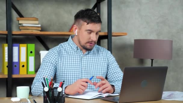 İnternetteki iş adamı, çalışanlara ofisindeki webcam laptopunu dinlemelerini söylüyor. — Stok video
