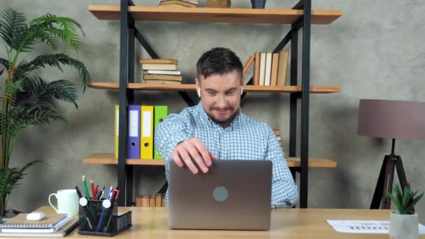 Sonriente hombre de negocios se sienta en la silla en el escritorio en casa oficina abierta empezar a usar el ordenador portátil — Vídeos de Stock