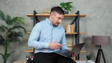 Gülümseyen iş adamı online webcam video görüntülü konuşma, mesafe toplantısına