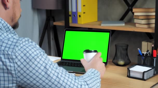 Geschäftsmann sieht grünen Bildschirm Laptop hören Bericht Manager Firma Kaffee trinken — Stockvideo