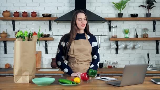 Frau begrüßt Online-Videoanruf-Laptop, erzählt Lehrerin beim Auspacken von Papiertüte — Stockvideo