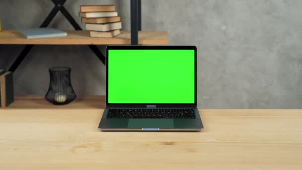 Modernes Laptop-Computerdisplay mit Chroma-Schlüssel-Attrappe, grüner Bildschirm auf dem Tisch — Stockvideo