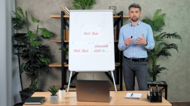 Kendine güvenen koç antrenör çevrimiçi Webinar ana kursunu kaydetti