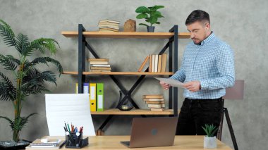 Ofisteki işadamı elinde diyagram kağıdıyla... -... çözüm sorunu düşünüyor.