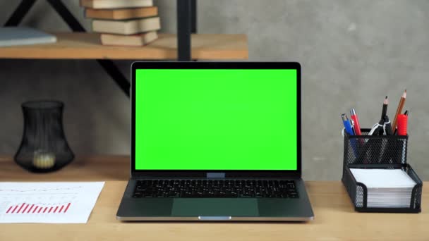Zamknij nowoczesny laptop wyświetlacz mock up chroma key zielony ekran na stole — Wideo stockowe