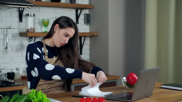 Donna dice chef ricerca ricetta culinaria nel notebook studio on-line video laptop — Video Stock